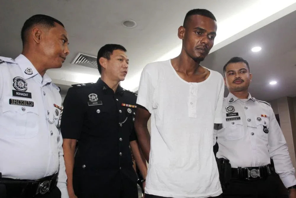 Seorang pencuci kereta mengaku tidak bersalah di Mahkamah Sesyen Ipoh pada Rabu atas pertuduhan cuba membunuh anggota polis dengan merempuh menggunakan kereta.