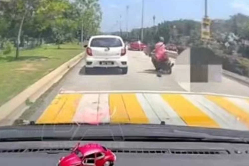 Tangkap layar video tular di media sosial memaparkan pelajar sekolah dipercayai dilanggar sebuah motosikal ketika melintas jalan.