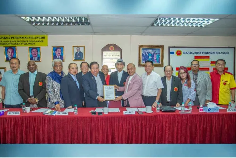 Jason Goh (enam dari kanan) dilantik sebagai Presiden baharu Majlis Jaksa Pendamai Selangor pada tahun ini hingga 2028.