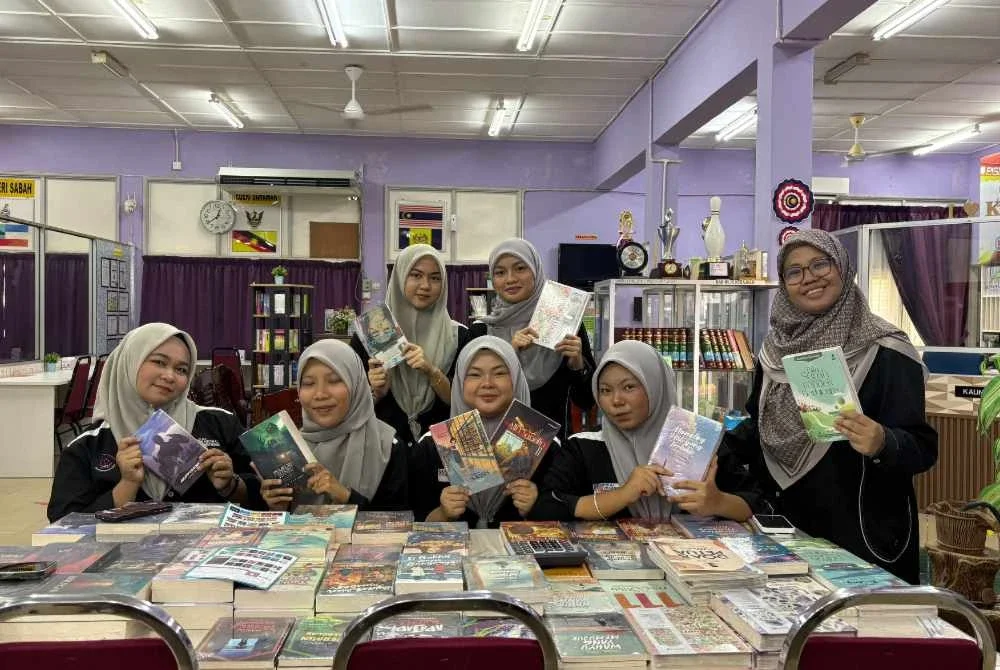 Pelajar menunjukkan buku terbitan Karangkraf pilihan masing-masing yang ditebus menggunakan Baucar Buku Madani di KV Seri Iskandar di sini pada Rabu.