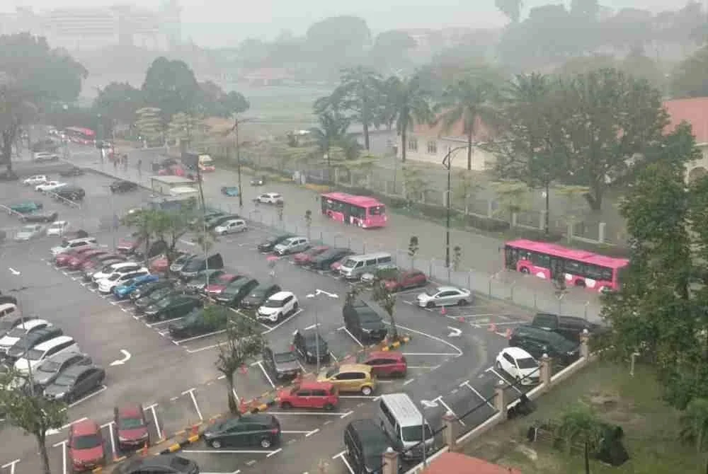 Keadaan sekitar Wisma Persekutuan, Jalan Ayer Molek, Johor Bahru pada petang Rabu. - Foto tular 