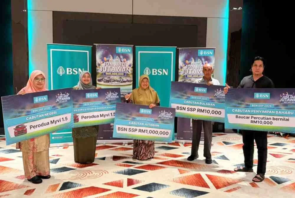 Jutawan BSN SSP ke-127, Puan Arbaai (tengah) bersama barisan pemenang Cabutan BSN SSP bulan Ogos 2026 dari Kedah, dalam satu majlis yang diadakan di Alor Setar, Kedah hari ini.