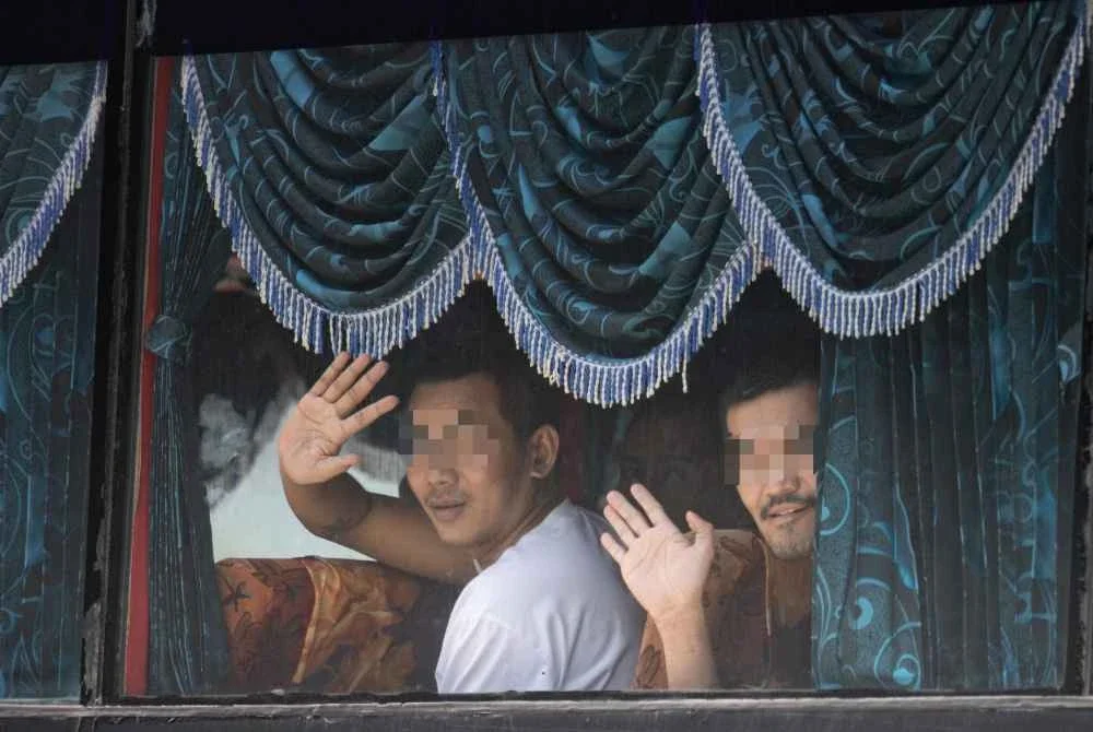 Tahanan warga Myanmar dibawa pulang ke negara asal menggunakan kapal UMS Moattama milik Tentera Laut Myanmar di Pangkalan Tentera Laut Diraja Malaysia (TLDM) pada Selasa. Foto Bernama 