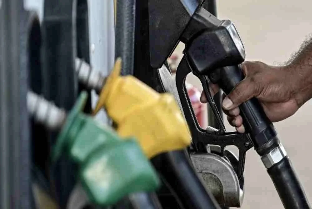Harga runcit petrol RON97 dan RON95 tanpa subsidi masing-masing turun lima sen seliter, manakala diesel tanpa subsidi turun 15 sen seliter bagi tempoh 1 hingga 7 Oktober 2026.