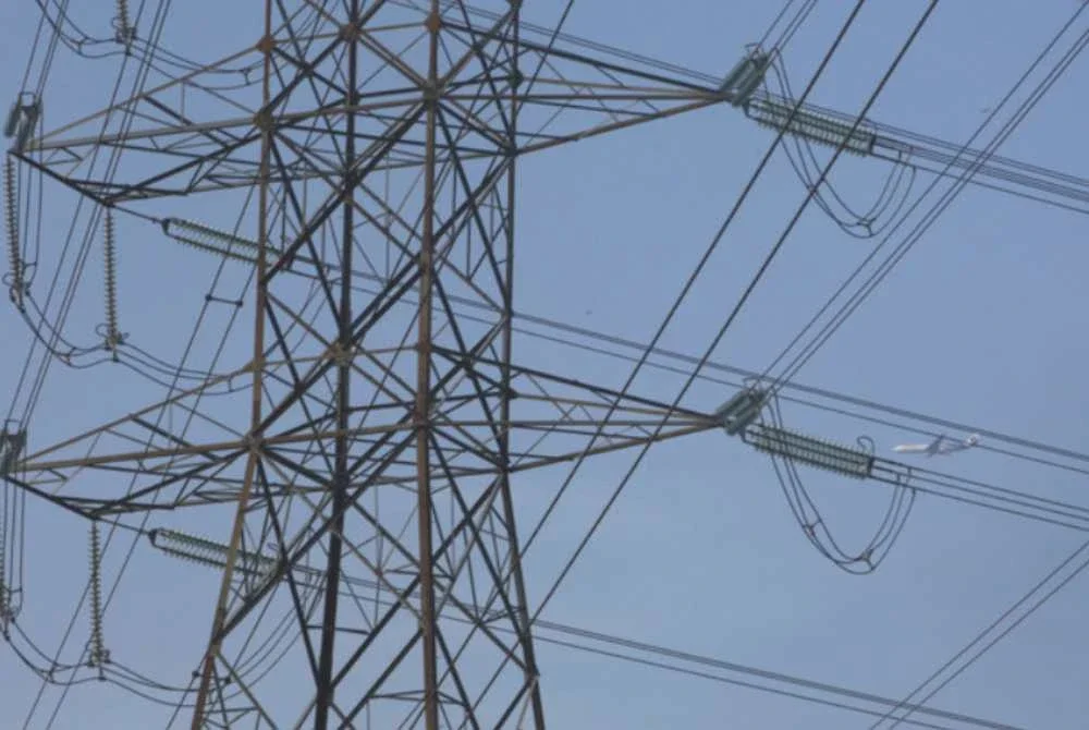 SP Group pada Rabu memaklumkan, tarif elektrik isi rumah akan turun kepada 28.59 sen Singapura (RM0.91) bagi setiap kilowatt-jam (kWh) berbanding 31.91 sen (RM1.02) pada suku sebelumnya. Foto hiasan