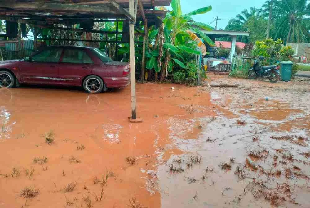 Keadaan rumah penduduk yang terjejas.