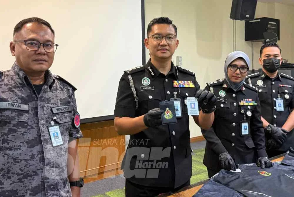 Anirwan Fauzee menunjukkan kad kuasa palsu dimiliki wanita berkenaan. Foto: Sinar.