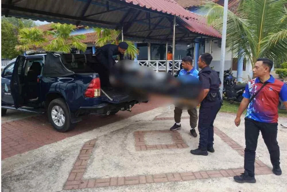 Anggota polis membantu mengangkat mangsa untuk dibawa keluar dari Pulau Tioman ke Teluk Gading di sini menggunakan bot Pasukan Polis Marin