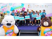 Pemenang larian bergambar kenangan bersama Lotus’s Malaysia.