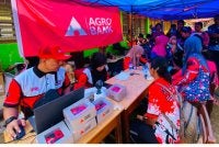 Masyarakat Orang Asli mendapatkan khidmat nasihat daripada kakitangan Agrobank mengenai produk dan perkhidmatan yang ditawarkan.