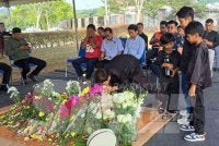 Anak- anak Sherina menyiram pusara Allahyarham Tun Dr Hasmah