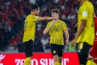Cools (kiri) dan Tapp (tengah) membentuk gandingan yang mantap di benteng pertahanan Harimau Malaya. - FOTO: FB Malaysia NT.