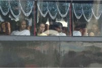 Bas membawa warga Myanmar yang dihantar pulang ke negara asal menuju ke pangkalan tentera laut di Lumut pada 29 September 2026. Foto: AFP