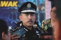 Mohamad Zainal bercakap kepada pemberita selepas menghadiri perhimpunan bulanan di Ibu Pejabat Polis Kontinjen Sarawak pada Rabu. Foto Bernama