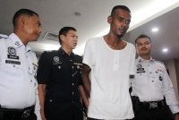 Seorang pencuci kereta mengaku tidak bersalah di Mahkamah Sesyen Ipoh pada Rabu atas pertuduhan cuba membunuh anggota polis dengan merempuh menggunakan kereta.
