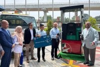 Ramli (kanan) diringi Pengerusi Caltex Malaysia, Leong Jee Wong (dua dari kanan) mencuba penggunaan Caltex StarCard selepas Majlis Menandatangani Perjanjian Kerjasama Strategik KDEB Waste Management dan Caltex Malaysia di sini pada Rabu.