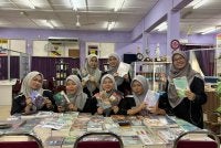 Pelajar menunjukkan buku terbitan Karangkraf pilihan masing-masing yang ditebus menggunakan Baucar Buku Madani di KV Seri Iskandar di sini pada Rabu.