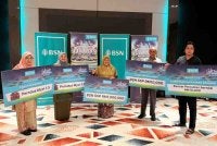 Jutawan BSN SSP ke-127, Puan Arbaai (tengah) bersama barisan pemenang Cabutan BSN SSP bulan Ogos 2026 dari Kedah, dalam satu majlis yang diadakan di Alor Setar, Kedah hari ini.