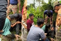 Muhammad Nurfirdaus (baju hijau) ditemui selamat dalam jarak 1.2 kilometer dari lokasi dilaporkan hilang, berhampiran kawasan ladang kelapa sawit berhadapan Sekolah Kebangsaan Batu 7, Tanjung Tualang pada Rabu.