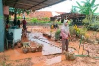 Kedudukan rumah yang terletak bersebelahan dengan tapak projek menyebabkan lokasi itu terkena banjir lumpur.