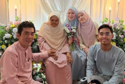Siti Rozana (tengah) bersama adiknya, Allahyarham Siti Noratikah (dua dari kanan) dan ayahnya, Zulkarnain Aw (kiri) ketika majlis pertunangan pada Ogos lalu.