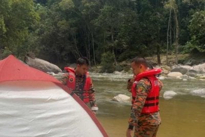 Anggota bomba membuat pemantauan di lokasi selepas mangsa berjaya ditemui. - FOTO: JBPM Pahang