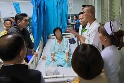 Pasukan kesihatan sedang memantau semua peserta yang terjejas akibat makan suplemen yang diberikan ketika kursus latihan di Nan, Thailand. Foto media sosial
