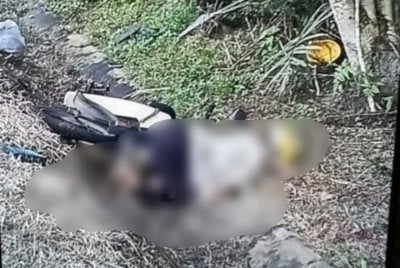 Mayat mangsa ditemui bersama motosikal dinaiki di dalam longkang. - Foto tular media sosial