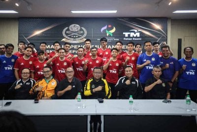 Mohd Sumali (duduk, tiga dari kanan) menjadi nadi penting kepada perkembangan pesat sepak takraw negara. Foto Bernama