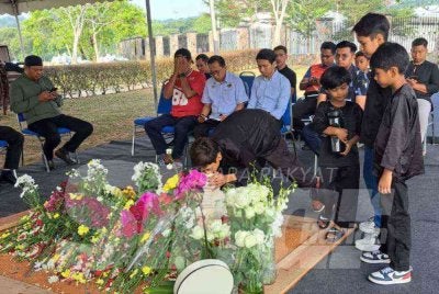 Anak- anak Sherina menyiram pusara Allahyarham Tun Dr Hasmah