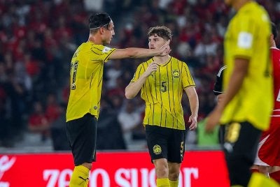 Cools (kiri) dan Tapp (tengah) membentuk gandingan yang mantap di benteng pertahanan Harimau Malaya. - FOTO: FB Malaysia NT.