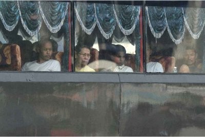 Bas membawa warga Myanmar yang dihantar pulang ke negara asal menuju ke pangkalan tentera laut di Lumut pada 29 September 2026. Foto: AFP