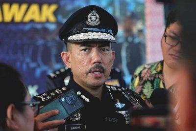 Mohamad Zainal bercakap kepada pemberita selepas menghadiri perhimpunan bulanan di Ibu Pejabat Polis Kontinjen Sarawak pada Rabu. Foto Bernama