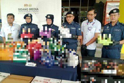 Noraidah (tiga dari kiri) menunjukkan antara pelbagai barangan dirampas menerusi siri operasi dan serbuan dijalankan.