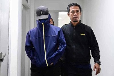 Roslee didakwa di Mahkamah Sesyen di sini hari ini atas empat tuduhan menerima suapan keseluruhan bernilai RM2,400. - FOTO: Bernama 