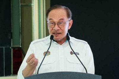 Anwar menyampaikan ucapan pada Majlis Penyerahan Peserta Program Madani Fellowship 2026 di Bangunan Perdana Putra, Jabatan Perdana Menteri pada Rabu. Foto Bernama