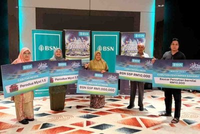 Jutawan BSN SSP ke-127, Puan Arbaai (tengah) bersama barisan pemenang Cabutan BSN SSP bulan Ogos 2026 dari Kedah, dalam satu majlis yang diadakan di Alor Setar, Kedah hari ini.