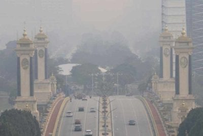 Sebanyak 20 kawasan di seluruh negara merekodkan bacaan Indeks Pencemar Udara (IPU) pada tahap tidak sihat setakat 4.30 petang ini. - Foto: Bernama