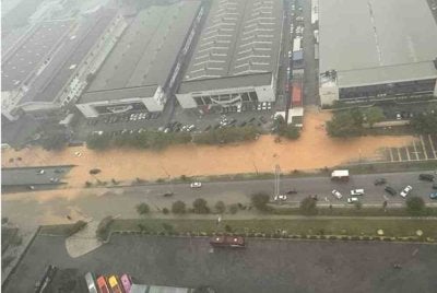 Perkongsian menerusi aplikasi Threads memaparkan keadaan beberapa laluan utama yang dinaiki air sehingga menyebabkan pergerakan kenderaan terjejas. Foto media sosial 
