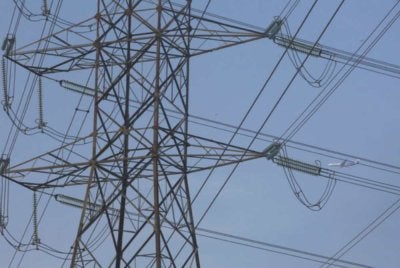SP Group pada Rabu memaklumkan, tarif elektrik isi rumah akan turun kepada 28.59 sen Singapura (RM0.91) bagi setiap kilowatt-jam (kWh) berbanding 31.91 sen (RM1.02) pada suku sebelumnya. Foto hiasan 