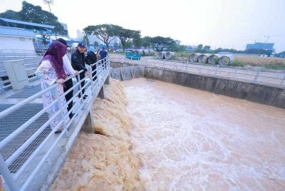Mohd Jafni (tiga dari kiri) meninjau keadaan rumah pam air di Johor Bahru.