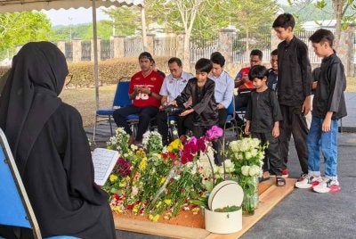 Orang ramai terus menziarahi pusara isteri bekas Perdana Menteri Allayarham Tun Dr Siti Hasmah Mohamad Ali di Pusara Negara pagi ini. Foto: Bernama
Dr Siti Hasmah meninggal dunia di Institut Jantung Negara pada usia 100 tahun.
-- fotoBERNAMA (2026) HAK CIPTA TERPELIHARA