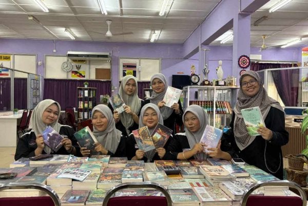 Pelajar menunjukkan buku terbitan Karangkraf pilihan masing-masing yang ditebus menggunakan Baucar Buku Madani di KV Seri Iskandar di sini pada Rabu.