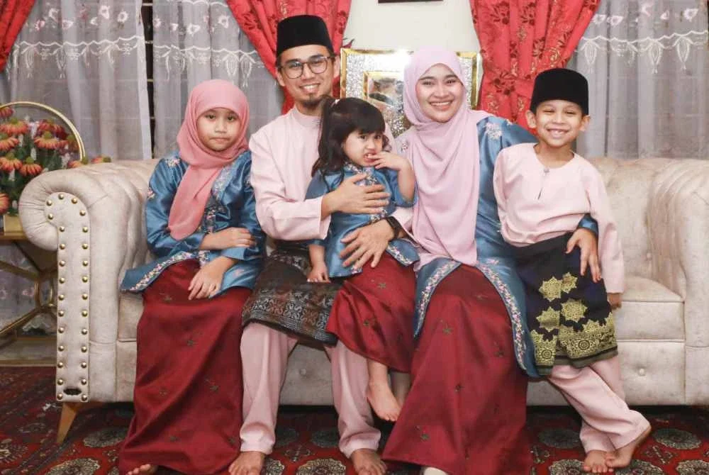 Kael (kanan) bersama keluarganya.