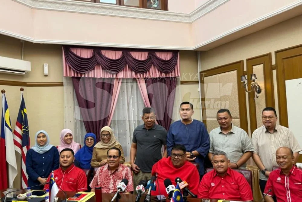 Ab Rauf (tengah) bersama pimpinan UMNO Melaka.