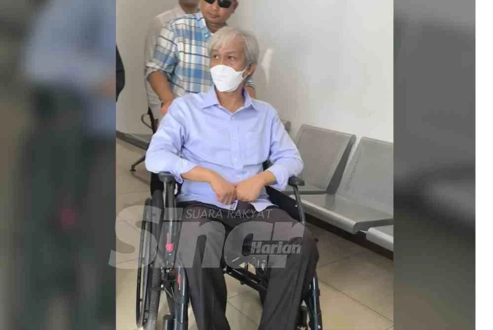 Bekas Ketua Pegawai Eksekutif (CEO) UiTM Holdings Sdn Bhd Azlizan Fadzil, 53, hadir ke mahkamah dengan berkerusi roda. Tertuduh didakwa pecah amanah RM37.3 juta.