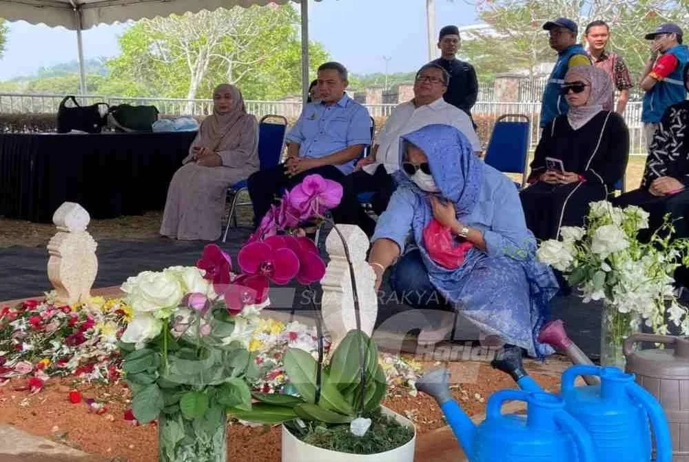 Datuk Marina Mahathir menziarahi pusara ibunya, Allahyarham Tun Dr Hasmah Mohd Ali di Tanah Perkuburan Islam, Presint 20, Putrajaya.