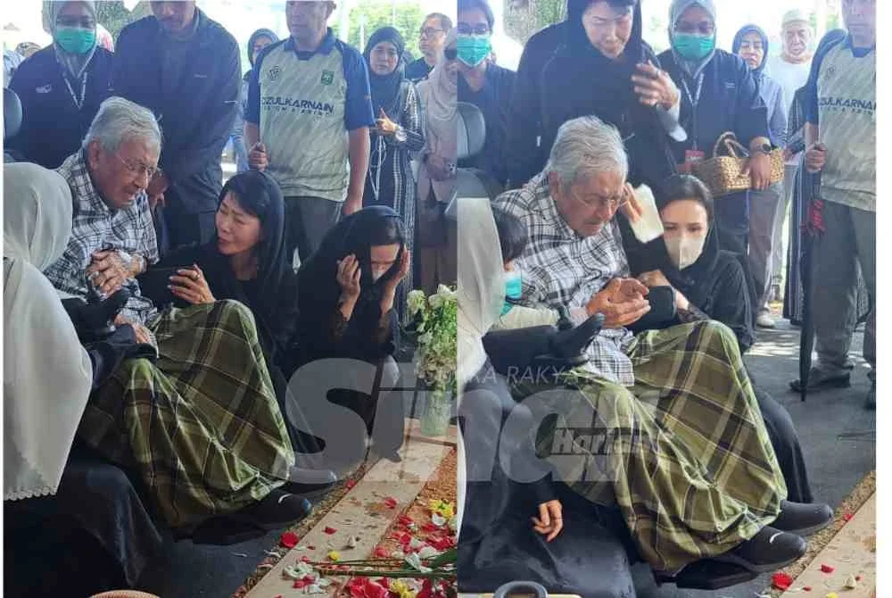Bekas Perdana Menteri, Tun Dr Mahathir Mohamad gagal menahan kesedihan ketika menziarahi pusara isterinya, Allahyarham Tun Dr Hasmah di Pusara Negara, Presint 20, di sini pada Khamis.
