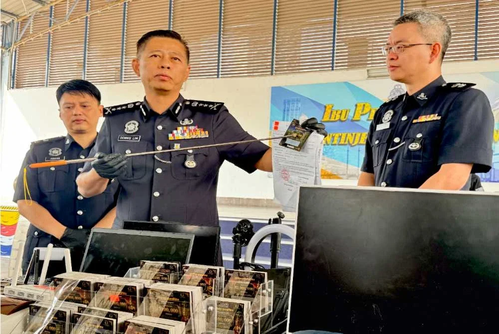 Dennis (tengah) menunjukkan barangan yang dirampas dalam sidang akhbar di IPK Pulau Pinang pada Khamis.