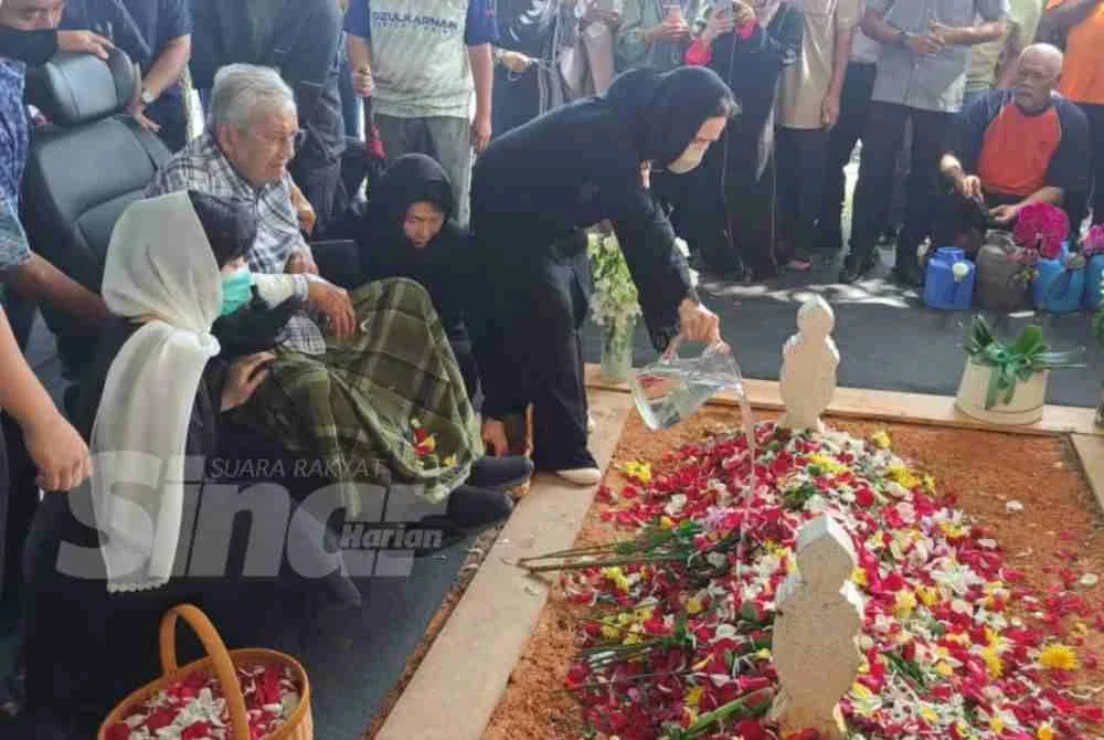 Orang ramai yang turut berada di pusara gagal menahan emosi menyaksikan momen tersebut.